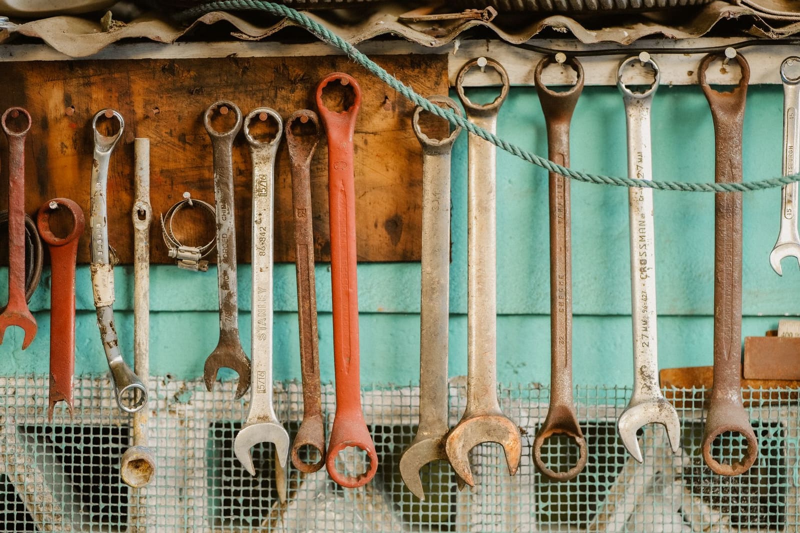 Wise vs. PayPal: Which Money Transfer Tool is Best for Salespeople?